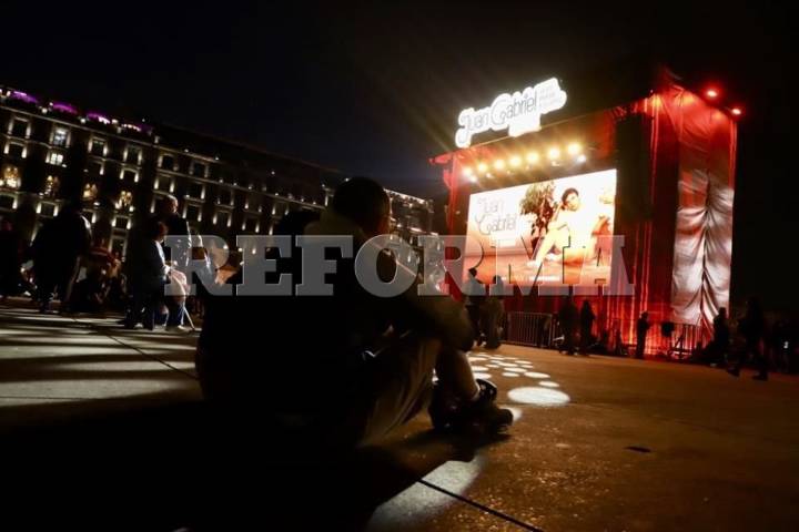 Reúne Zócalo a fans para concierto de Juan Gabriel