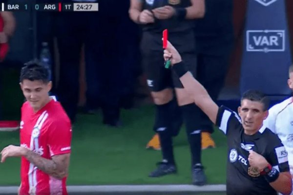Otra vez Barracas: indignación por el penal que no le cobraron y la roja a Argentinos Juniors