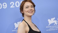 Emma Stone estrena la desquiciada 'Bugonia': "Rapada, cubierta de crema antihistamínica y tiritando de frío me sentía más feliz que en cualquier otro lugar"