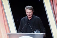 Wayne Gretzky shows at Canada friendly to give team talk