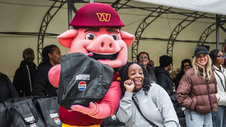 Commanders support Prince George's County residents with 24th annual Harvest Feast