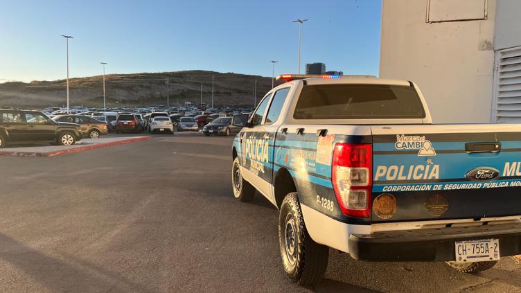 Vigilan policías estacionamiento de Fashion por Buen Fin