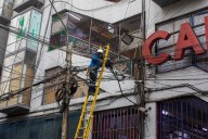 Retiran cables en desuso en Mesa Redonda y el Mercado Central