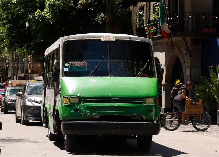 Acuerdan gobierno y transportistas aumento de 1.50 pesos al pasaje en CDMX