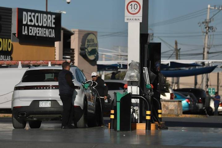Cierran algunas gasolinerías por falta de combustible importado