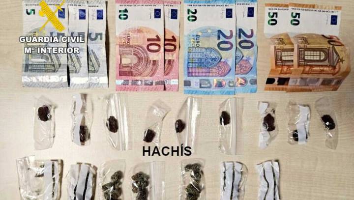 Detenida una vecina de Castro Urdiales en la terraza de un bar con 16 envoltorios de hachís y marihuana en el bolso
