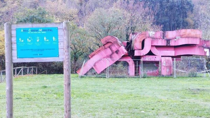 El incierto futuro de la escultura "Marea roja": confusión sobre quién debe hacerse cargo de la reparación de la obra que se partió en dos