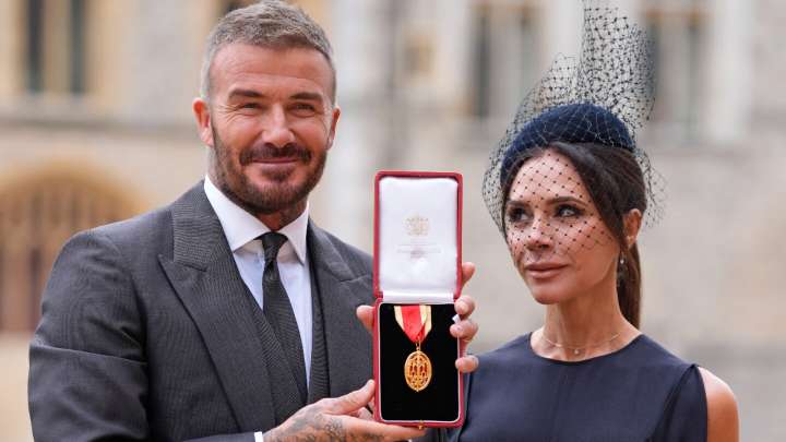 David Beckham es nombrado caballero por el rey Carlos III y Victoria Beckham impacta con el vestido más icónico de su marca