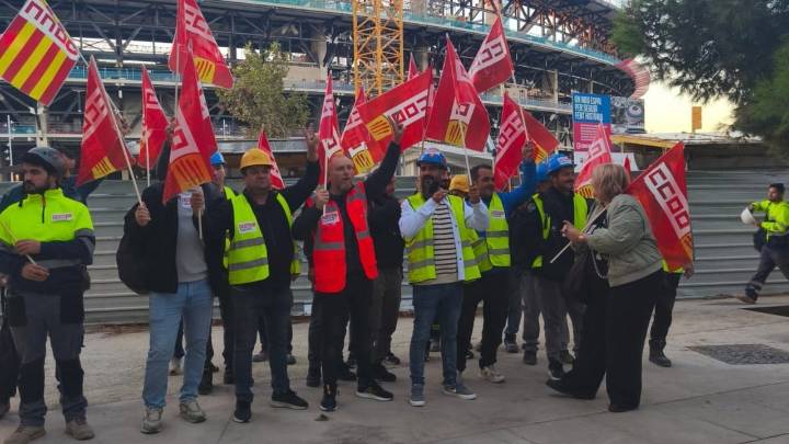 Unas 40 personas protestan ante el Camp Nou por el despido de obreros en "situación irregular"