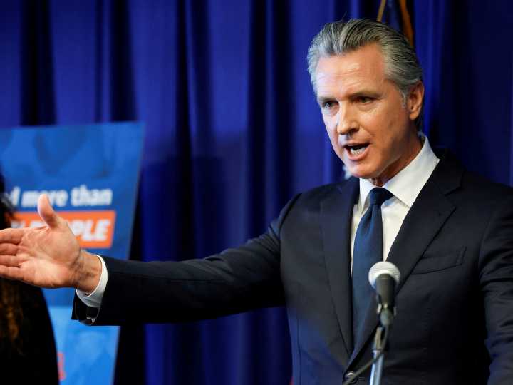 Adiós a 17.000 licencias de conducir en California: por qué Gavin Newsom confirmó que revocan el permiso a inmigrantes