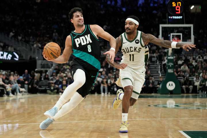 Blazers roll past slumping Bucks 115