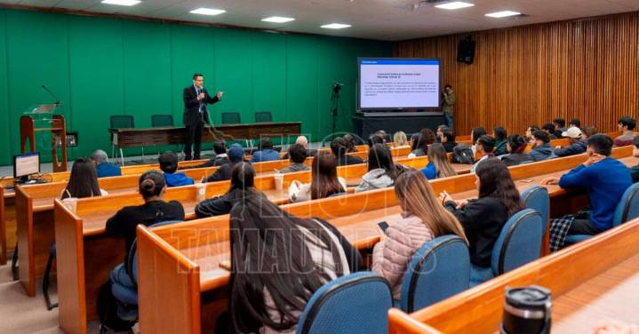 Expertos en economía imparten conferencias en la UAT