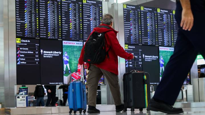 Thanksgiving travel at risk if shutdown drags on, U.S. Travel Association warns