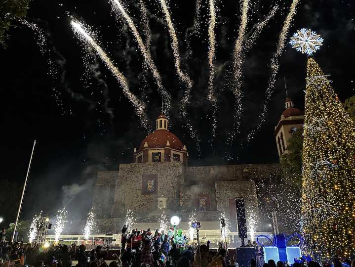 Encienden árbol en El Pueblito