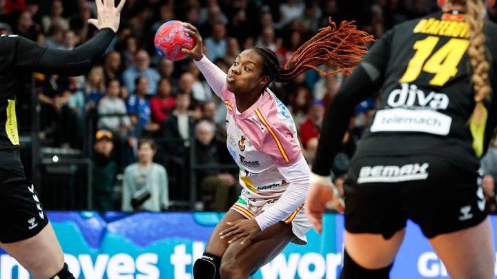 Las Guerreras se reivindican ante Montenegro y jugarán la segunda fase contra Serbia, Islandia y Alemania