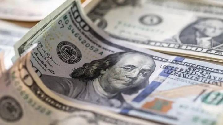 Dólar blue y oficial hoy minuto a minuto: a cuánto cotizan este viernes