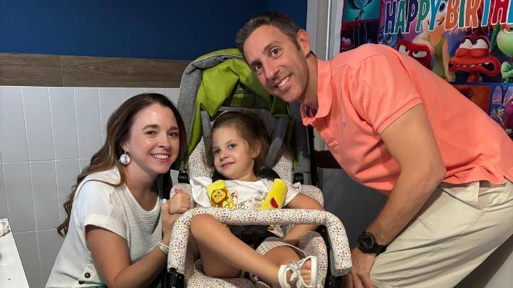 El amor de una madre y la fuerza de Inma, la niña con síndrome CDKL5 que une a Badajoz en una causa solidaria