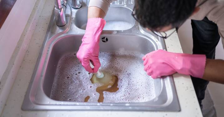 Stops drains smelling and prevent sink clogs by pouring down 1 common kitchen item