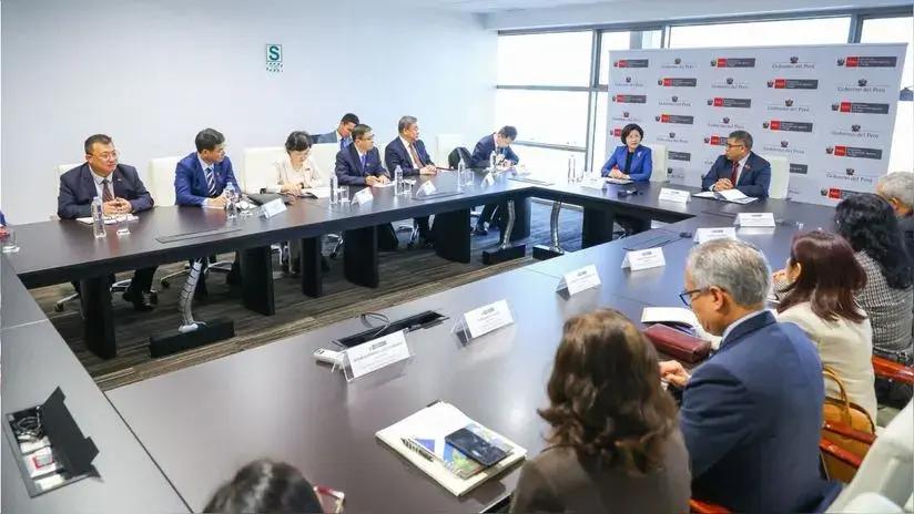 Perú firmó protocolos para iniciar exportaciones de bananos y granadas a China