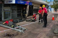 Barría la vereda, el suelo cedió y cayó a un pozo ciego: video del rescate
