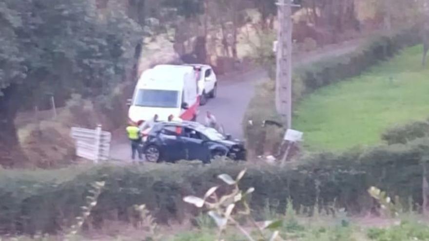 Herida una mujer tras impactar con un talud en Baldornón, en Gijón, y volcar su coche: casi cuadruplicaba la tasa de alcohol