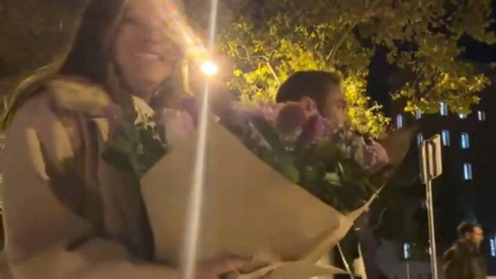 Una pareja grababa un TikTok romántico cuando pasó caminando Messi: la divertida reacción