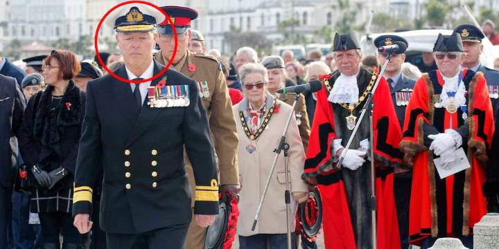 Un “falso almirante” apareció en una ceremonia solemne en Gales y generó indignación en el público