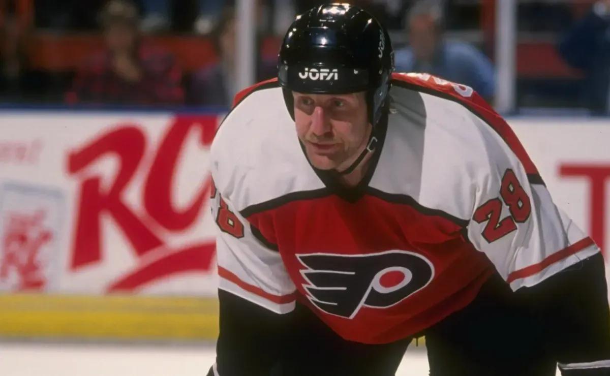 Has any NHL team ever finished the season undefeated? The closest near