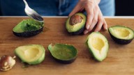 El secreto de la cáscara de palta para reducir arrugas y rejuvenecer la piel de forma natural