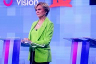 Evelyn Matthei en silencio total: cambia su foto por un fondo rojo y desata teorías en redes sociales