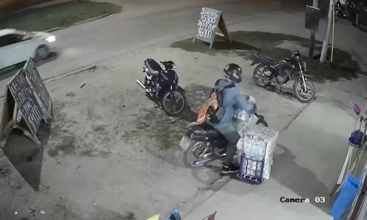 Insólito robo en el Circuito 5: “conocido” ladrón subió a la vereda en moto y se llevó dos packs de papel higiénico