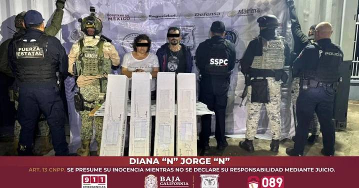 Detienen a dos personas con carro robado y cuatro armas largas