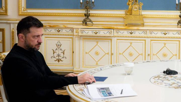 Ukraine faces difficult choice on peace plan: Zelenskiy