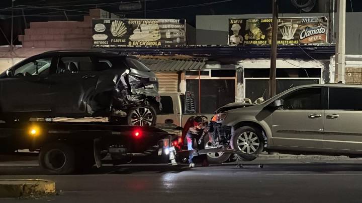 Joven a exceso de velocidad ocasiona carambola en Eulalio; deja daños en taquería