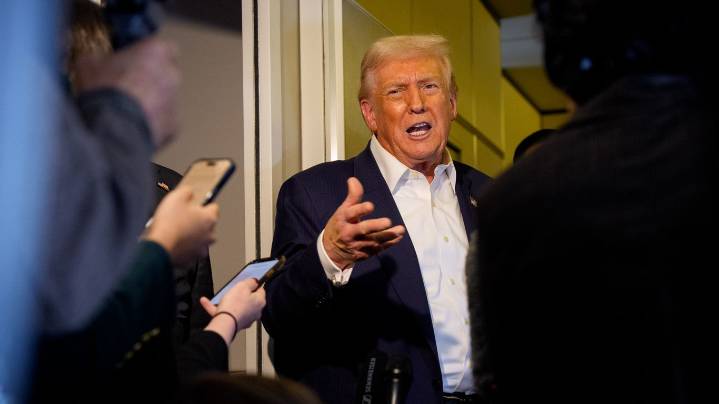 Thousands of air traffic controllers left out of Trump's shutdown bonus checks