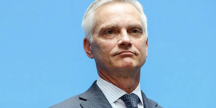 American Airlines CEO says the government shutdown is impacting holiday travel bookings: 'Nobody wants to put up with hassle'