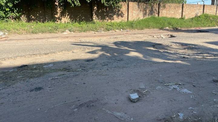 Vecinos de barrio Policial reclaman por calles intransitables, falta de luz e inseguridad