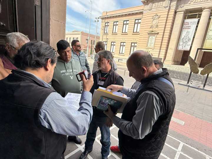 Taxistas entregan documento en Palacio y desbloquean calles 
