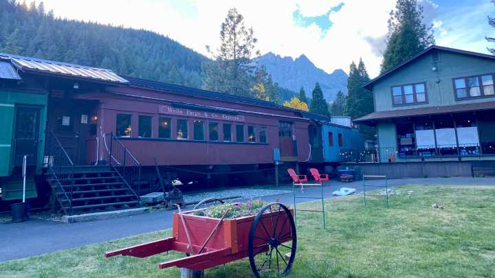 What 7 Siskiyou restaurants offer on Thanksgiving Day