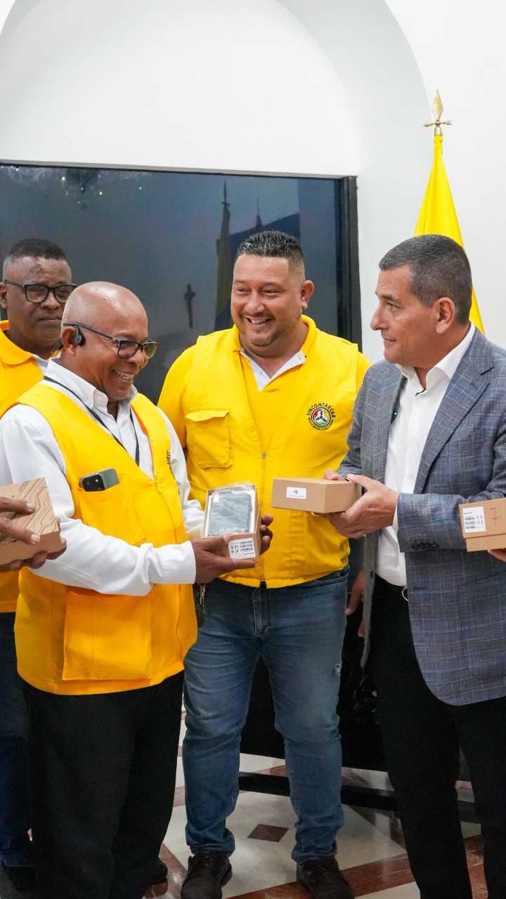 Taxistas de Cartagena reciben los primeros radios inteligentes