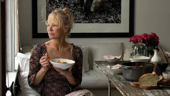 Pamela Anderson revela la receta de la sopa desinflamatoria que toma a diario a sus 58 años