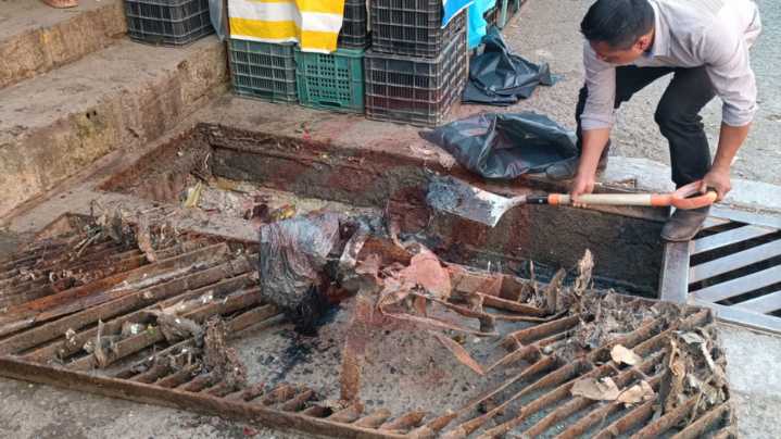 Cambian rejilla y desazolvan drenajes en el Mercado de Huejutla