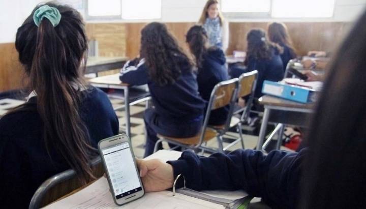 Senado aprueba proyecto que prohíbe uso de celulares en los establecimientos educaciones: pasa a tercer trámite a la Cámara