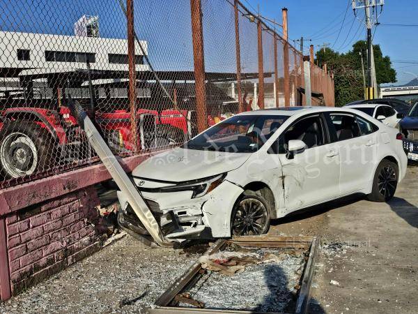 Auto impacta a dos camionetas en el Libramiento