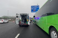 Colisión de un autobús de pasajeros contra un camión de cervezas en la A-6 en Villalba: dos heridos graves, cuatro moderados y 18 leves