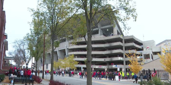 ‘Win or lose’: Badger fans hold tight to pride through tough football season
