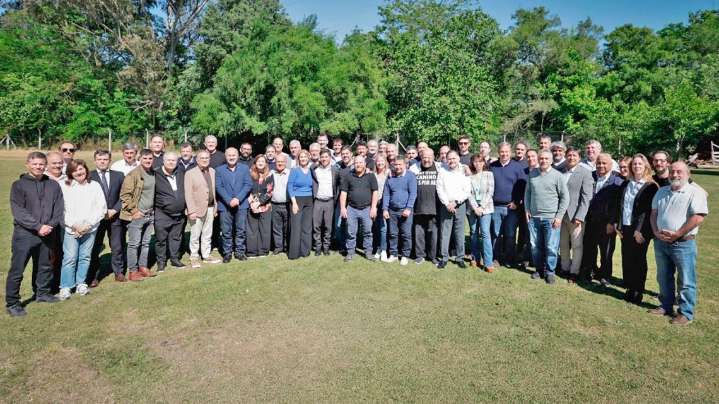 El gobernador reagrupó a los intendentes del MDF y le bajó el precio a Cristina