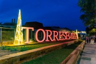 Torre Sevilla inaugura la Navidad con una pista de patinaje sobre hielo sintético