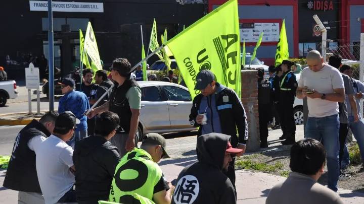 Conflicto en el Puerto y contrapunto entre UOCRA y Provincia