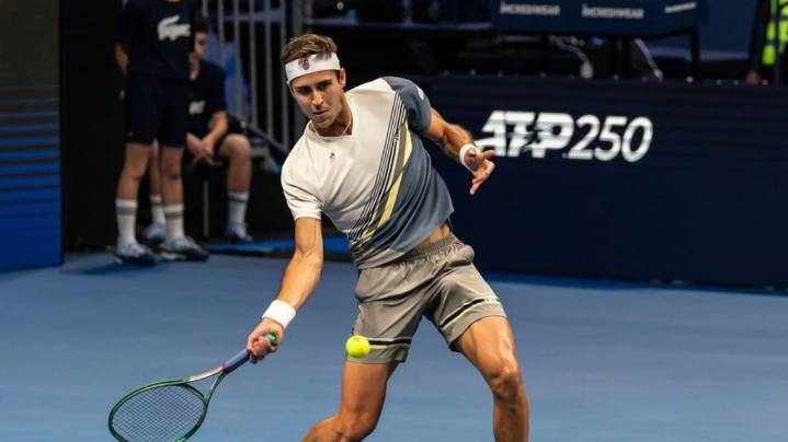 Tomás Etcheverry no aprovechó sus chances y se terminó la temporada ATP para los tenistas argentinos